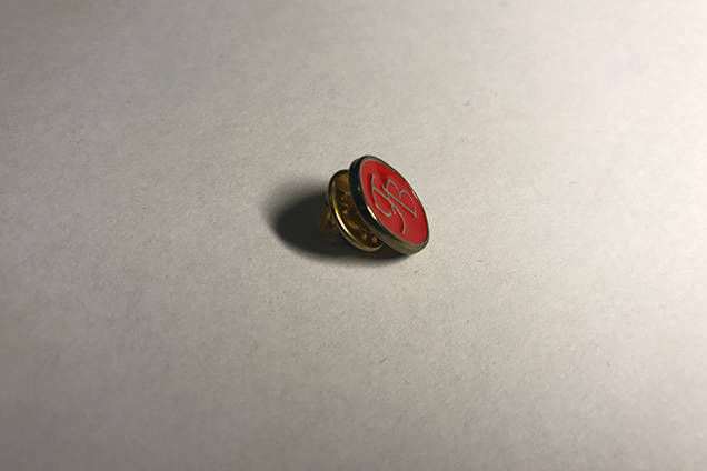 emblemat metalowy pins z laką